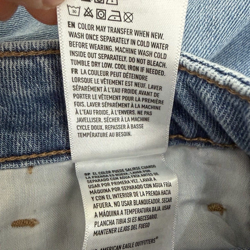 American Eagle Womens Mom High Rise Distressed Jean Size 14 / 32W Light Wash NEW - Picture 11 of 11